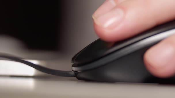 Κοντινό πλάνο ενός άνδρα δάχτυλα, κλικ στα κουμπιά ενός ποντικιού υπολογιστή, θολή φόντο, μακροεντολή πλάνο — Αρχείο Βίντεο