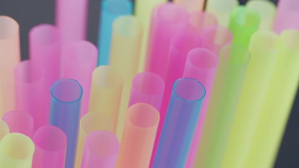 Cocktail Tubes en plastique multicolores sur fond sombre, mouvement de la caméra — Video