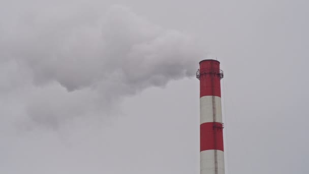 Pracovní průmyslový komín proti šedé obloze — Stock video