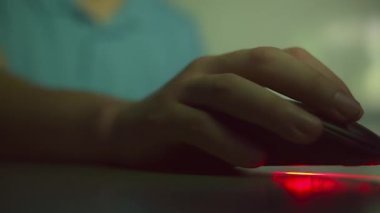 Bilgisayarda çalışan bir adamın elleri, bilgisayar faresi tuşuna basar ve parşömeni çevirir, kapatır