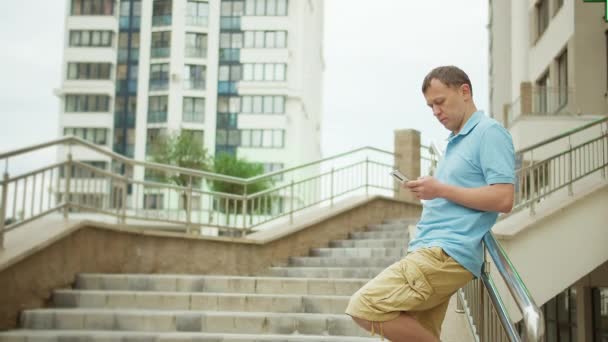 Uomo Digitando Messaggio Telefono Cellulare Mentre Piedi Sulle Scale Edificio — Video Stock