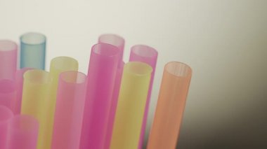 İçecekler için çok renkli pipetler, yakın çekim, kamera hareketi