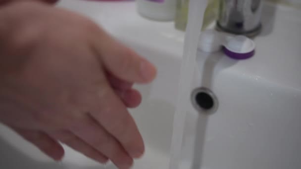 Muž Myje Ruce Pod Proudem Čisté Tekoucí Vody Zblízka — Stock video