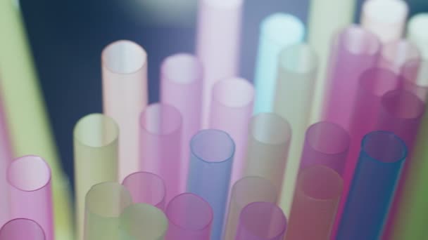 Многоцветные соломинки для напитков, крупным планом, на фоне света — стоковое видео