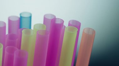 Çok renkli plastik kokteyl pipetleri, yakın plan, kamera hareketi