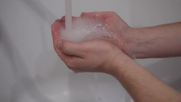 Der Mann legte seine Hände unter den Wasserhahn — Stockvideo