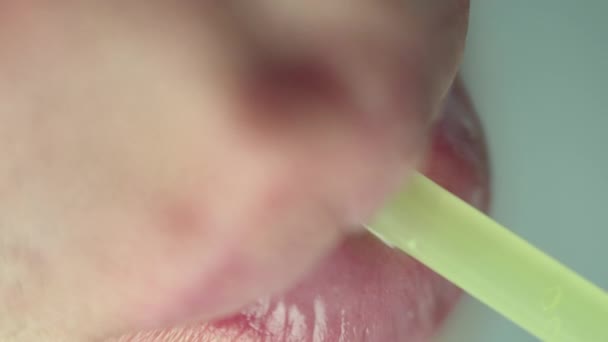Usta mężczyzny pijącego z plastikowej rurki, widok z góry, strzelanie makro — Wideo stockowe
