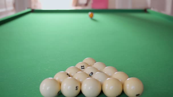 Homme joue au billard, rack focus — Video