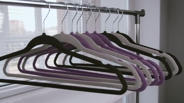 Mand tager tomme tøj bøjle fra rack, kamera sporing – Stock-video