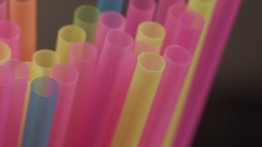 İçecekler için çok renkli pipetler, yakın çekim, kamera hareketi, koyu arkaplan