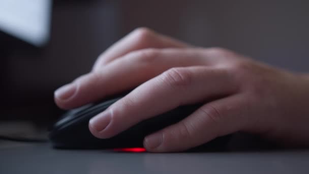 Férfi kéz egy számítógép egér, dolgozik este a monitor mögött, esti fény, közelkép — Stock videók