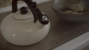 Düdüklü bir çaydanlık ve indüksiyon düdüklü bir tava.