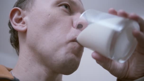 Человек пьет молоко из стакана, крупным планом — стоковое видео