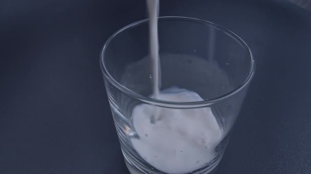 La leche fresca se vierte en un vaso — Vídeos de Stock