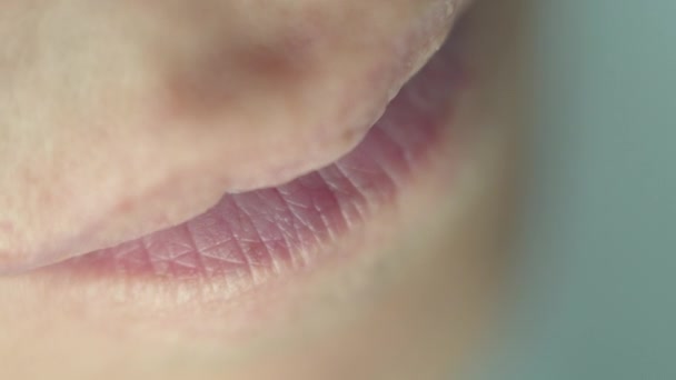 Lippen van een man die drinkt uit een gele plastic buis, bovenaanzicht, macro schieten — Stockvideo