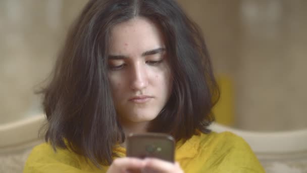 Portrait de jeune adolescente brune avec téléphone portable, gros plan — Video