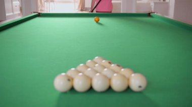 Adam topa ıstakayla vuruyor, ıskalıyor.