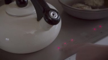 Düdüklü bir çaydanlık ve indüksiyon düdüklü bir tava, kamera izleme.