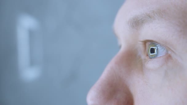 밝은 회색 눈을 가진 남자의 눈을 크게 뜨고 확대 된 사각형 거울에 반영 — 비디오
