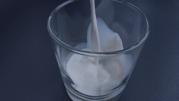 Du lait frais est versé dans un verre, gros plan — Video