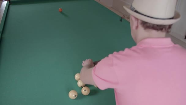 L'homme prépare des boules de billard pour le début du jeu recueille dans un triangle, vue arrière — Video