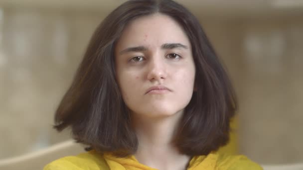 Doğrudan kameraya bakan esmer bir kızın portresi — Stok video