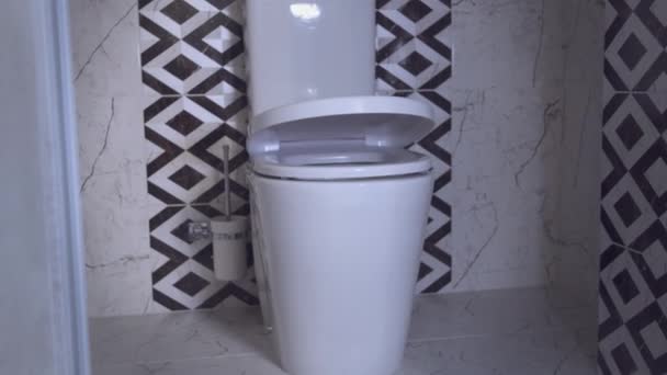 Automatic lifting of the toilet lid with slow lifting. Toilet room interior — Stock Video