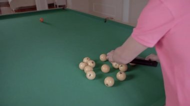 Adam bilardo toplarını oyunun başlangıcına hazırlar, dikiz aynası, kamera izleme.