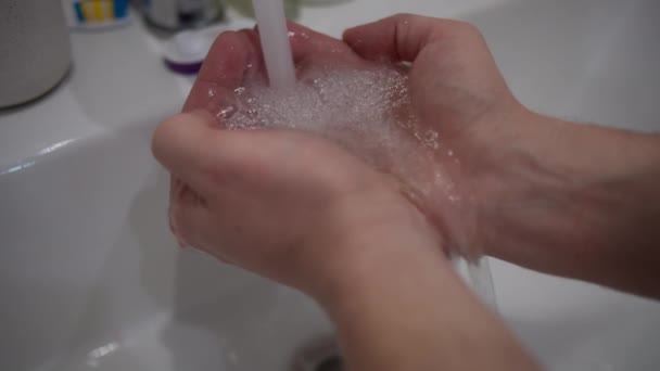 Mann legte seine Hände unter fließendes Wasser aus dem Wasserhahn, Wassersparkonzept — Stockvideo