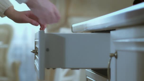 Les mains féminines prennent une fourchette de la boîte, s'assoient à la table pour manger, arrière-plan flou — Video