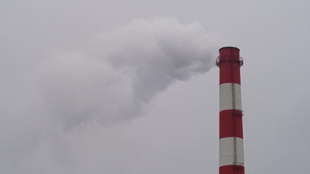 Tubo de trabajo industrial contra el cielo gris, desastre ambiental — Vídeos de Stock