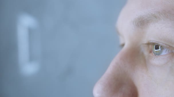 Lustro z oświetleniem odbija się w szerokich otwartych oczach człowieka — Wideo stockowe