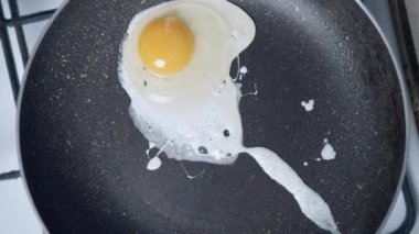 Yumurta tavada kızarır, kamera hareketi, üst görüntü