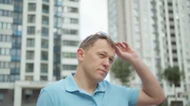 Şehir binalarının arka planında genç ve çekici bir adamın portresi