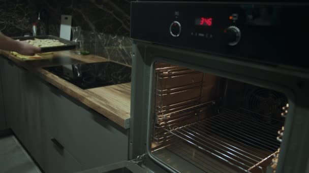 Homem abre e coloca pizza no forno para cozinhar, câmera de rastreamento — Vídeo de Stock