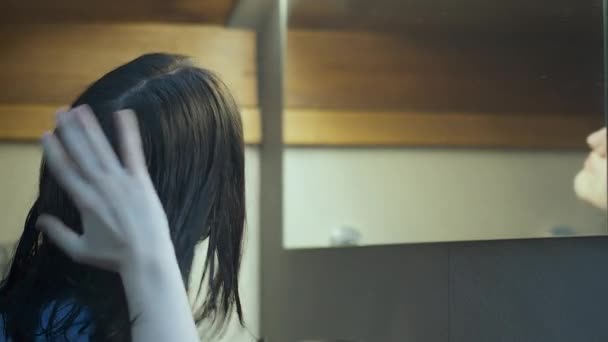 Teenager ragazza si asciuga i capelli con un asciugacapelli — Video Stock