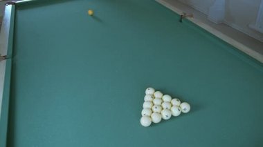 Oyuncu bilardo oynar top piramidini kırar
