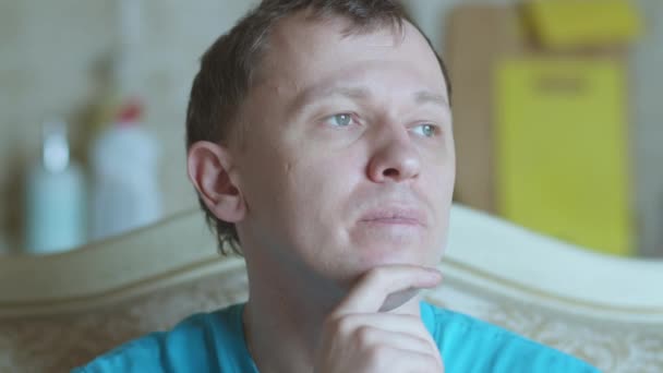 Portrét smutného mladíka, detailní záběr — Stock video