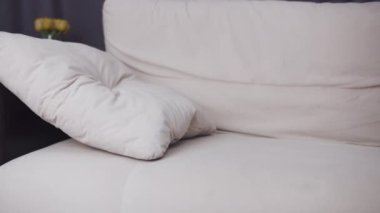 Yorgun bir adam rahat bir kanepede uyuyakalır, yorucu bir günün ardından rahatlama konsepti.