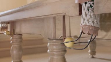 Birkaç bilardo topu cebe indirilir, bilardo oyunu oynanır.