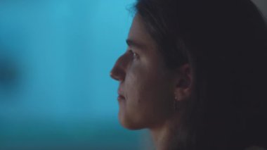 Genç kız patates cipsi yiyor ve geceleri film izliyor.