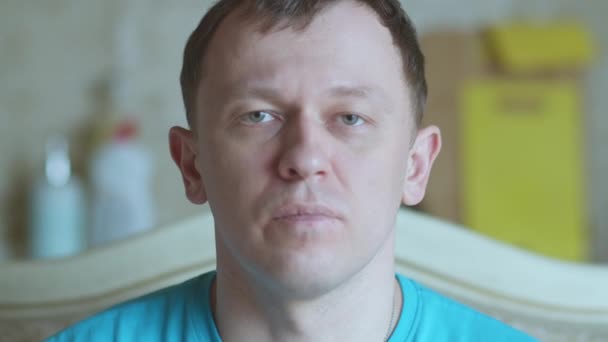 Portret van een man met grijze ogen, kijkend naar de camera, selectieve focus — Stockvideo