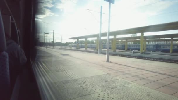 Personenzug fährt vom Bahnsteig ab, Blick aus dem Waggonfenster — Stockvideo
