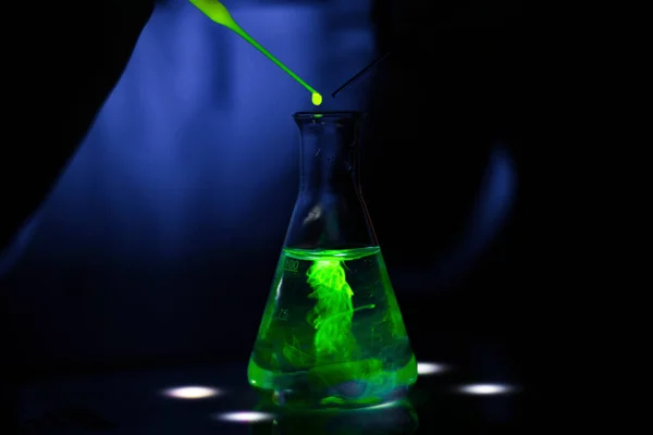 Eczacılık Gelişimi Için Koyu Kimya Laboratuvarında Yeşil Floresan Bileşeniyle Çalışan — Stok fotoğraf