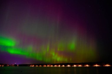 Aurora borealis, İskandinav ülkesine yansıyan mor kuyruklu kuzey ışıklarının yeşil demeti.