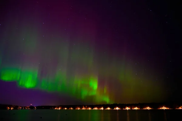 Aurora Borealis Зелений Промінь Світла Пурпуровим Хвостом Поруч Озером Відзеркаленням — стокове фото