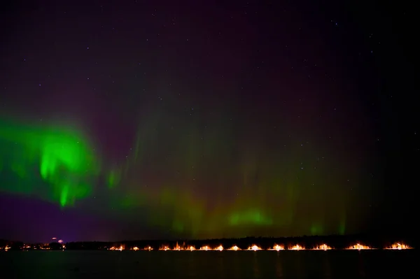 Nocny Widok Aurora Borealis Zielona Belka Północnych Świateł Purpurowym Ogonem — Zdjęcie stockowe