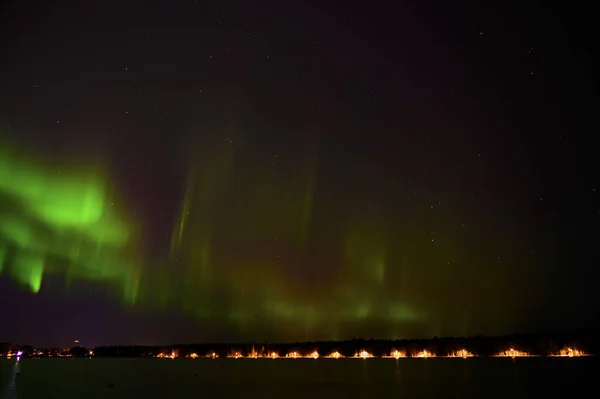 北极光绿光与紫色尾灯相映成趣 在星空下的湖畔 映衬着丑闻般的乡村风景 — 图库照片