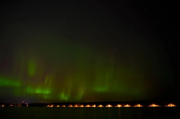 Zelená Aurora Borealis Světla Fialovým Ocasem Jezera Pod Hvězdnatou Oblohou — Stock fotografie