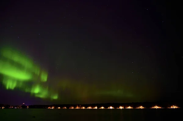 Verde Aurora Feixe Boreal Luzes Norte Com Cauda Roxa Lado — Fotografia de Stock